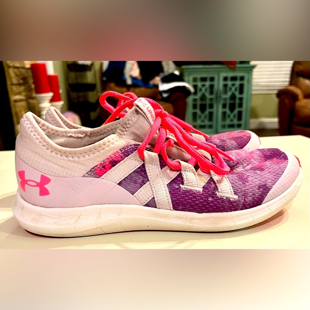 Under Armour sneaker girls Youth 6 pink purple